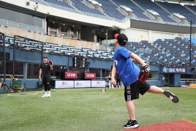 LG 트윈스 홍창기가 서윤후군과 캐치볼을 하고 있다./LG 트윈스