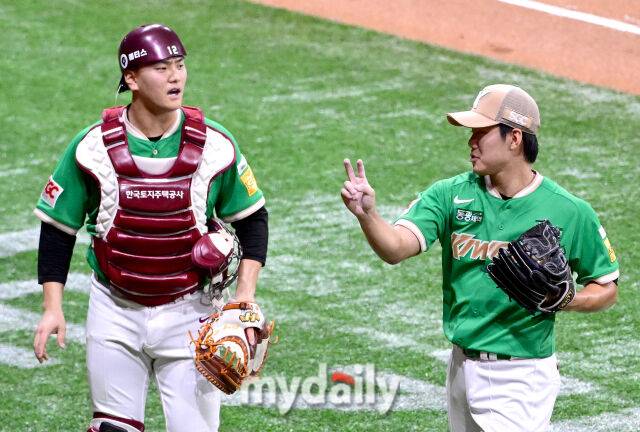 2025년 8월 2일 오후 서울 고척스카이돔에서 열린 '2025 신한 SOL뱅크 KBO 리그' 롯데 자이언츠와 키움 히어로즈의 경기. 키움 선발투수 김윤하가 2회초 투구를 마친 뒤 김건희 포수의 격려를 받고 있다./마이데일리