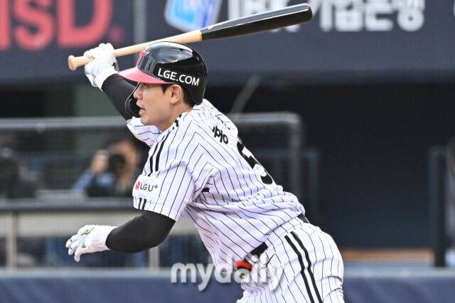 3일 오후 서울 잠실야구장에서 진행된 '2025 프로야구 KBO리그' LG트윈스와 SSG랜더스의 경기.LG 홍창기가 3회말 1사 1루서 안타를 치고 있다./마이데일리