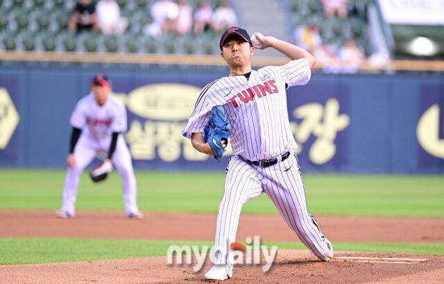 LG 송승기가 역투하고 있다./마이데일리