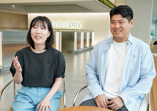지난 9일 경기도 성남시 카카오 판교아지트에서 김은지(왼쪽) 머니코어서비스 유닛장, 김응수 틴즈넘버 담당자가 카카오 틴즈머니 이용자인 10대의 특징에 대해 인터뷰 하는 모습. [카카오페이 제공]