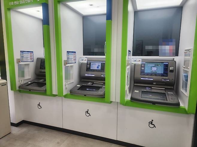 서울 시내에 위치한 은행에 비치된 ATM. 고재우 기자