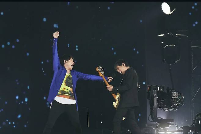 미스터 칠드런의 디스코그래피는 넓고 다양하다. ‘손바닥’(掌), ‘니시에 히가시에’(ニシエヒガシエ) 같은 곡은 이들의 대표 발라드 이미지와는 정반대로 원초적 에너지와 거친 록의 질감으로 무대를 흔들어놓으며, ‘이름 없는 시’(名もなき詩), ‘시소게임￣용감한 사랑의 노래￣’(シーソーゲーム￣勇敢な恋の歌￣), ‘이노센트 월드’(イノセントワールド)처럼 어깨를 들썩이게 만드는 경쾌한 넘버까지 더해지면서, 미스터 칠드런은 ‘감성적인 밴드’라는 단일 프레임에 갇히지 않는다. [미스터 칠드런 공식 인스타그램 캡처]