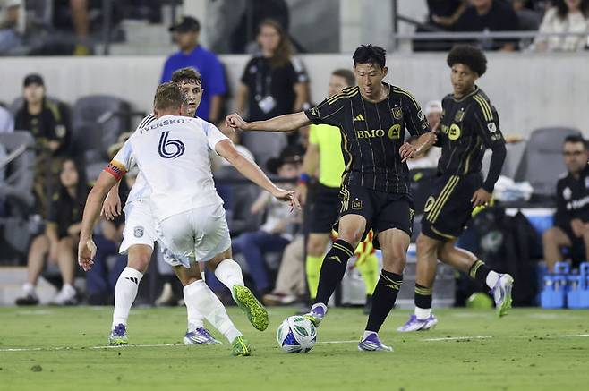 [로스앤젤레스=AP/뉴시스] 로스앤젤레스(LA) FC의 손흥민(오른쪽 두 번째)이 지난달 31일(현지 시간) 미 캘리포니아주 LA의 BMO 스타디움에서 열린 2025 MLS 29라운드 샌디에이고 FC와 경기 중 공을 몰고 있다. 2025.09.01.