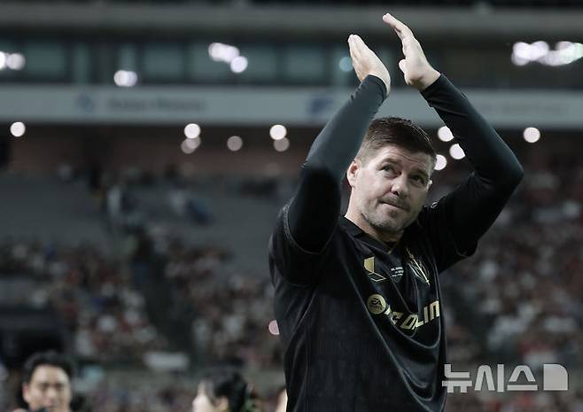 [서울=뉴시스] 정병혁 기자 = 스티븐 제라드가 13일 서울 마포구 서울월드컵경기장에서 열린 2025 넥슨 아이콘매치 이벤트매치에 입장하고 있다. 2025.09.13. jhope@newsis.com