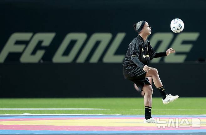 [서울=뉴시스] 정병혁 기자 = 13일 서울 마포구 서울월드컵경기장에서 열린 2025 넥슨 아이콘매치 이벤트매치에서 호나우지뉴가 터치 챌린지 경기를 하고 있다. 2025.09.13. jhope@newsis.com