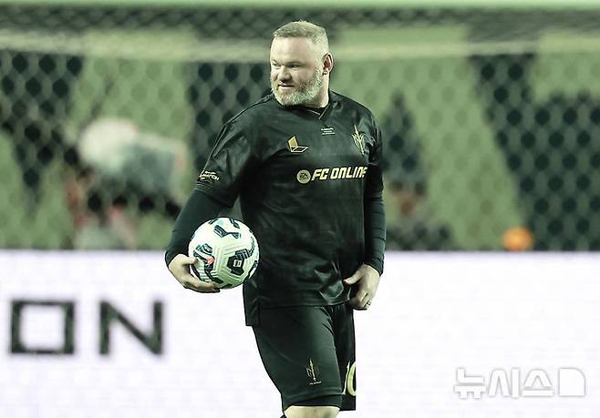 [서울=뉴시스] 정병혁 기자 = 13일 서울 마포구 서울월드컵경기장에서 열린 2025 넥슨 아이콘매치 이벤트매치 파워도르 경기에서 FC스피어 웨인 루니가 슛을 한 뒤 결과를 살펴보고 있다. 2025.09.13. jhope@newsis.com