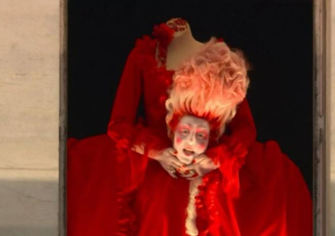 2024 파리 올림픽 개획식에 등장한 마리 앙투아네트. 유튜브 채널 'Olympics' 중계화면 캡처