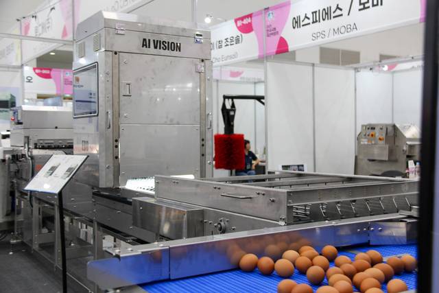 11일 ‘2025 한국국제축산박람회’에서 ‘에그텍’이 만든 식용란 선별기 ‘에이아이 비전(AI VISION)’이 전시되고 있다.