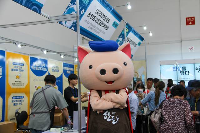 11일 ‘2025 한국국제축산박람회’ 한돈자조금관리위원회 부스 앞에서 돼지 인형탈을 쓴 관계자가 한돈의 우수성을 홍보하고 있다.
