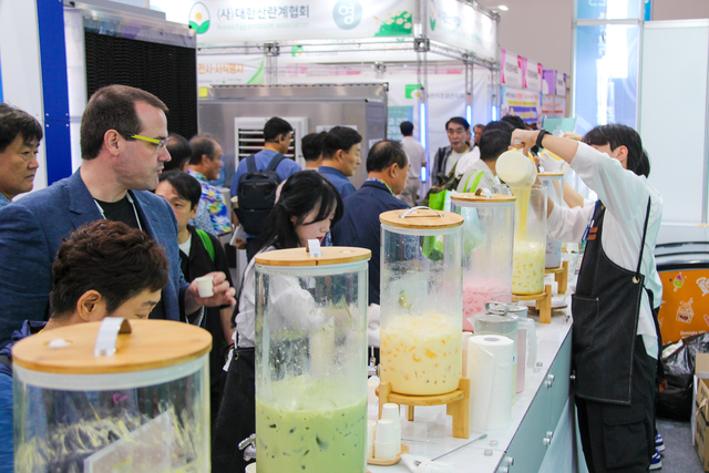 11일 ‘2025 한국국제축산박람회’에서 우유자조금관리위원회가 국산 우유 시식 행사를 진행하고 있다.