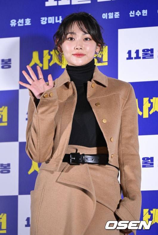 [OSEN=조은정 기자] 영화 ‘사채소년’ 언론배급시사회(황동석 감독)가 13일 오후 서울 용산구 CGV용산아이파크몰에서 열렸다.‘사채소년’은 존재감도, 빽도, 돈도 없는 학교 서열 최하위 ‘강진’(유선호 분)이 어느 날 학교에서 사채업을 시작하며 서열 1위가 되어가는 이야기의 하이틴 범죄 액션 영화다. 22일 개봉.배우 강미나가 포즈를 취하고 있다. 2023.11.13 /cej@osen.co.kr