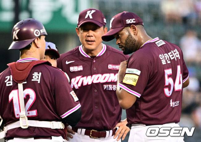 [OSEN=잠실, 조은정 기자]31일 오후 서울 잠실구장에서 ‘2025 신한 SOL Bank KBO리그’ LG 트윈스와 키움 히어로즈의 경기가 열렸다.홈팀 LG는 손주영, 방문팀 키움은 알칸타라를 선발로 내세웠다.3회말 1사 1루 키움 이승호 코치가 마운드에 올라 알칸타라와 대화를 나누고 있다. 2025.08.31 /cej@osen.co.kr