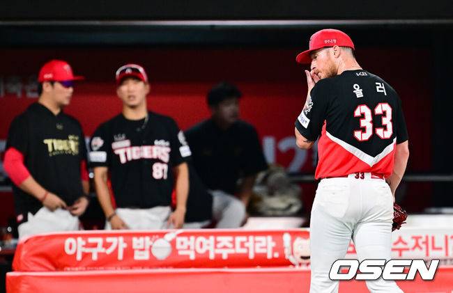 [OSEN=수원, 박준형 기자] 30일 오후 수원KT위즈파크에서 ‘2025 신한 SOL BANK KBO리그’ KT 위즈와 KIA 타이거즈의 경기가 진행됐다.이날 경기에 KT는 문용익(0승 0패)을, KIA는 올러(9승 5패)를 선발투수로 내세웠다. 5회말 1사 2,3루 KIA 선발투수 올러가 교체되고 있다.    2025.08.30 / soul1014@osen.co.kr