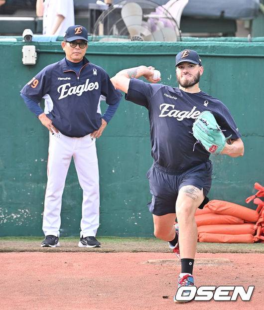 [OSEN=부산, 이석우 기자] 10일 부산 사직야구장에서 2025 신한 SOL 뱅크 KBO 리그 롯데 자이언츠와 한화 이글스의 경기가 열렸다. 홈팀 롯데는 감보아가, 방문팀 한화는 류현진이 선발 출전했다.한화 이글스 폰세가 양상문 코치가 비켜보는 가운데 불펜 투구를 하고 있다. 2025.09.10 / foto0307@osen.co.kr