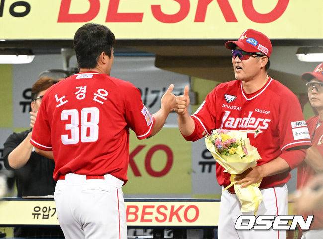 [OSEN=대구, 이대선 기자] 11일 오후 대구 삼성라이온즈파크에서 2025 신한 SOL Bank KBO리그 삼성 라이온즈와 SSG 랜더스의 경기가 열렸다.삼성은 후라도, SSG은 화이트를 선발 투수로 내세웠다.8회말 2사 1루에서 SSG 노경은이 3시즌 연속 30홀드를 달성하고 이숭용 감독의 축하를 받고 있다. 2025.09.11 /sunday@osen.co.kr