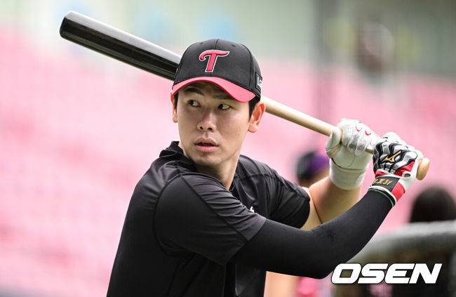 [OSEN=잠실, 조은정 기자]12일 오후 서울 잠실구장에서 ‘2025 신한 SOL Bank KBO리그’ LG 트윈스와 NC 다이노스의 경기가 열린다.홈팀 LG는 송승기가, 방문팀 NC는 라일리를 선발로 내세웠다.LG 홍창기가 훈련을 하고 있다. 2025.09.12 /cej@osen.co.kr