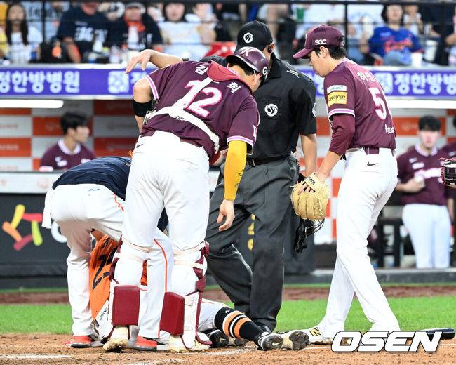 [OSEN=대전, 이대선 기자] 13일 오후 대전 한화생명볼파크에서 2025 신한 SOL Bank KBO리그 한화 이글스와 키움 히어로즈의 경기가 열렸다.한화는 폰세, 키움은 하영민을 선발 투수로 내세웠다.4회말 무사 1,2루에서 키움 하영민이 자신의 투구에 얼굴을 맞은 한화 김태연을 찾아 걱정하고 있다. 2025.09.13 /sunday@osen.co.kr