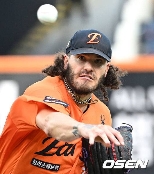 [OSEN=대전, 이대선 기자] 13일 오후 대전 한화생명볼파크에서 2025 신한 SOL Bank KBO리그 한화 이글스와 키움 히어로즈의 경기가 열렸다.한화는 폰세, 키움은 하영민을 선발 투수로 내세웠다.1회초 무사에서 한화 선발투수 폰세가 역투하고 있다. 2025.09.13 /sunday@osen.co.kr