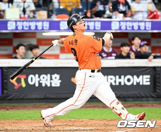 [OSEN=대전, 이대선 기자] 13일 오후 대전 한화생명볼파크에서 2025 신한 SOL Bank KBO리그 한화 이글스와 키움 히어로즈의 경기가 열렸다.한화는 폰세, 키움은 하영민을 선발 투수로 내세웠다.4회말 2사 1루에서 한화 노시환이 우전 안타를 치고 있다. 2025.09.13 /sunday@osen.co.kr