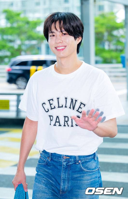 [OSEN=인천공항, 민경훈 기자] 배우 박보검이 12일 인천국제공항을 통해 말레이시아 쿠알라룸푸르로 출국했다.박보검은 단독 팬미팅 'PARK BO GUM 2025 FAN MEETING TOUR [BE WITH YOU]' 9월 13일 쿠알라룸푸르, 9월 17일 몬테레이, 9월 19일 멕시코시티, 9월 21일 상파울루, 9월 24일 산티아고를 방문해 투어를 이어간다.박보검이 출국장으로 향하고 있다. 2025.09.12 / rumi@osen.co.kr