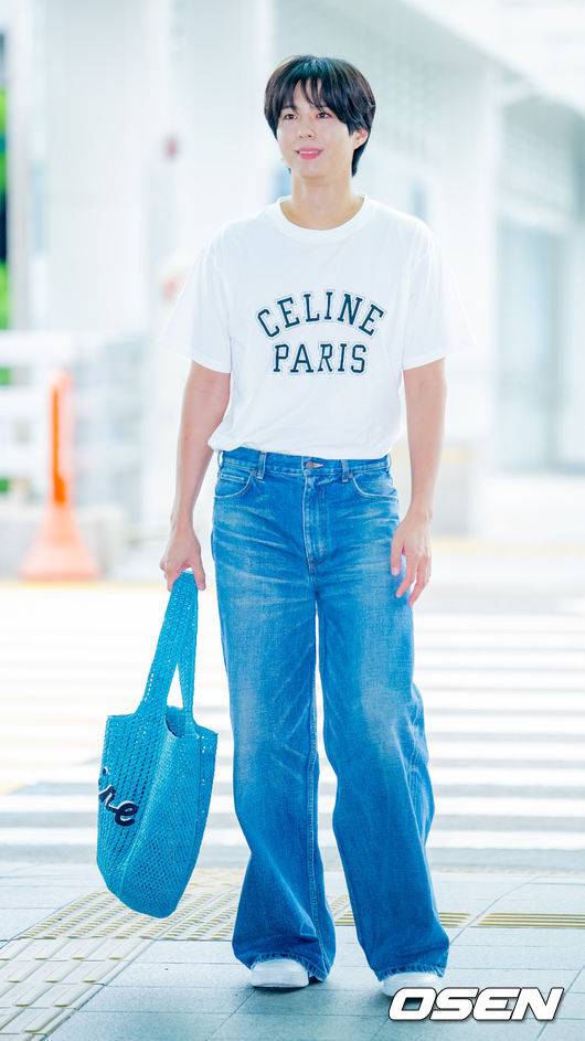 [OSEN=인천공항, 민경훈 기자] 배우 박보검이 12일 인천국제공항을 통해 말레이시아 쿠알라룸푸르로 출국했다.박보검은 단독 팬미팅 'PARK BO GUM 2025 FAN MEETING TOUR [BE WITH YOU]' 9월 13일 쿠알라룸푸르, 9월 17일 몬테레이, 9월 19일 멕시코시티, 9월 21일 상파울루, 9월 24일 산티아고를 방문해 투어를 이어간다.박보검이 출국장으로 향하고 있다. 2025.09.12 / rumi@osen.co.kr