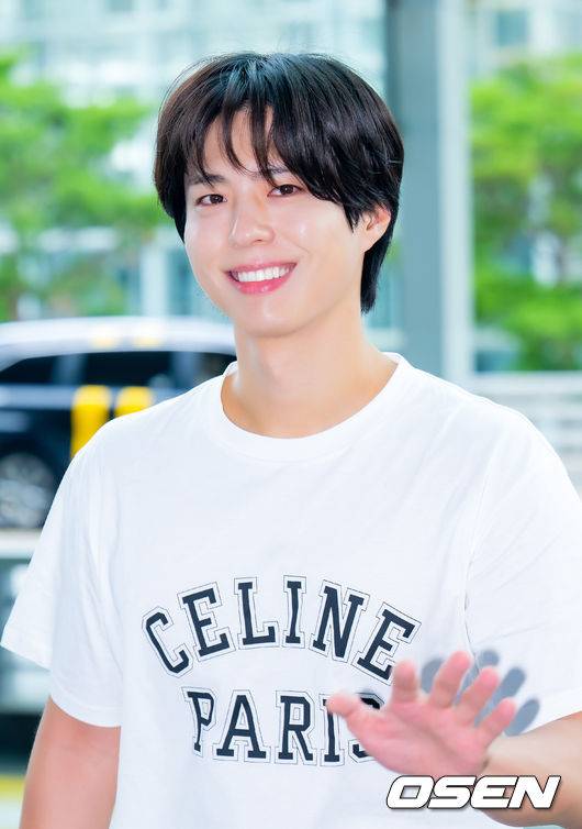 [OSEN=인천공항, 민경훈 기자] 배우 박보검이 12일 인천국제공항을 통해 말레이시아 쿠알라룸푸르로 출국했다.박보검은 단독 팬미팅 'PARK BO GUM 2025 FAN MEETING TOUR [BE WITH YOU]' 9월 13일 쿠알라룸푸르, 9월 17일 몬테레이, 9월 19일 멕시코시티, 9월 21일 상파울루, 9월 24일 산티아고를 방문해 투어를 이어간다.박보검이 출국장으로 향하고 있다. 2025.09.12 / rumi@osen.co.kr