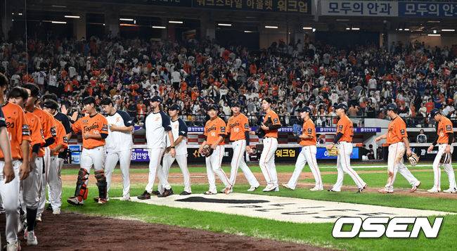 [OSEN=대전, 이대선 기자] 프로야구 한화 이글스가 키움 히어로즈 상대로 12연승을 질주했다. 에이스 코디 폰세가 개막 17연승을 거두며&nbsp;무패 행진을 이어갔고, 루이스 리베라토가 만루 홈런을 폭발했다.&nbsp;한화는 13일 대전 한화생명볼파크에서 열린 2025 신한 SOL Bank KBO리그 키움과의 홈경기를 10-5로 이겼다.&nbsp;경기 종료 후 한화 선수들이 승리의 기쁨을 나누고 있다. 2025.09.13 /sunday@osen.co.kr