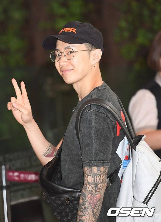 [OSEN=김포공항, 곽영래 기자]&nbsp; 가수 박재범이 해외 스케줄 참석차 2일 오후 서울 김포국제공항을 통해 출국했다. 박재범이 출국장으로 들어서고 있다. /youngrae@osen.co.kr