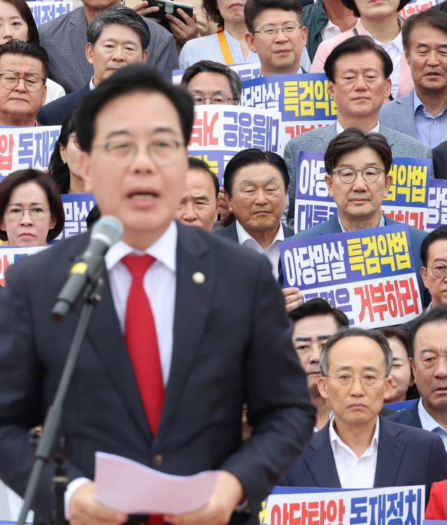 ▲국민의힘 송언석 원내대표가 12일 서울 여의도 국회 본청 앞 계단에서 열린 '야당 탄압 독재정치 규탄 대회'에서 발언하고 있다. ⓒ연합뉴스