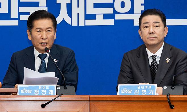 정청래 더불어민주당 대표가 12일 서울 여의도 국회에서 열린 최고위원회의에서 발언을 하고 있다. 김병기 원내대표가 정 대표의 발언을 듣고 있다. 뉴스1