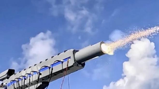 2023년 해상 시험 중 일본의 프로토타입 레일건이 발사되고 있다. ATLA 제공