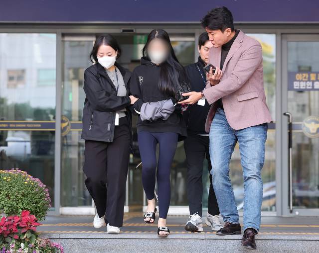 지난해 11월 7일 서울 강남 한복판에서 8중 추돌 사고를 일으킨 무면허 운전자 20대 여성 A씨가 서울 강남경찰서에서 나와 검찰로 구속 송치되고 있다. A씨는 같은 달 2일 오후 1시 42분쯤 강남구 역삼동 국기원입구 사거리에서 강남역 12번 출구로 향하는 테헤란로에서 차량 7대를 들이받은 후 역주행해 오토바이 1대와 부딪혀 8중 추돌 사고를 일으켰다. 뉴스1