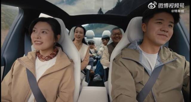 테슬라의 신형 '모델 YL'의 실내에 대가족이 타고 있다. 테슬라 웨이보 계정 캡처