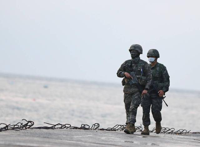 인천시 옹진군 대연평도에서 해병대원들이 해안가를 따라 순찰을 하고 있다. 해당 사진은 기사 내용과는 무관함. 연합뉴스