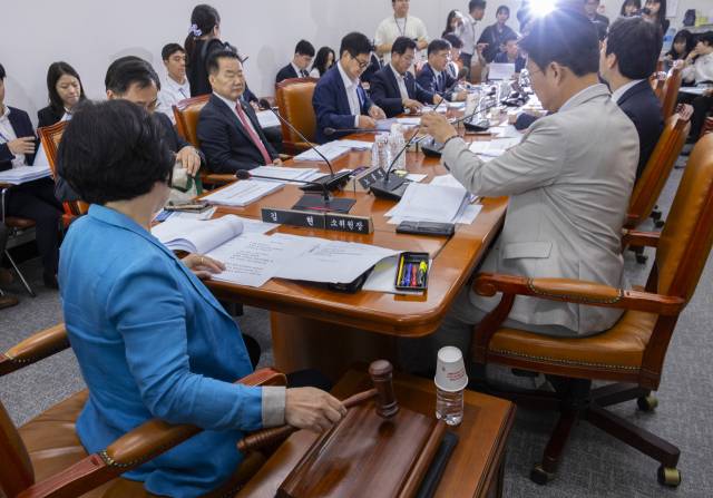 9일 국회에서 열린 과학기술정보방송통신위원회 정보통신방송법안심사소위원회에서 김현 소위원장이 개회를 선언하고 있다. 이날 소위에서는 방송통신위원회의 설치 및 운영에 관한 법률 일부개정법률안 등 방통위 폐지와 방송미디어통신위원회 출범을 위한 법안 심사를 시작했다. 연합뉴스