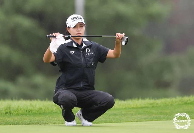 그린을 읽고 있는 성유진. 사진 제공=KLPGA