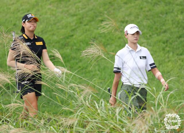 동반 라운드를 하고 있는 방신실(왼쪽)과 박성현. 사진 제공=KLPGA