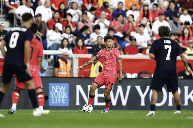 옌스 카스트로프가 9월6일(현지시간) 미 뉴저지주 해리슨 스포츠 일러스트레이티드 스타디움에서 열린 미국과의 친선 경기에서 데뷔하며 우리나라 국가대표팀 최초 국외 태생 혼혈 선수로 기록됐다. ⓒ뉴시스