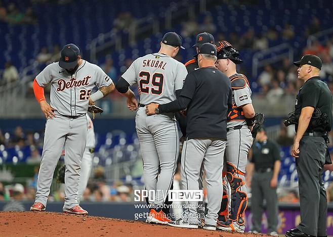 ▲ 마이애미 말린스와 경기에 선발 등판한 타릭 스쿠발은 왼쪽 옆구리 당김 증세를 호소하며 교체됐다.