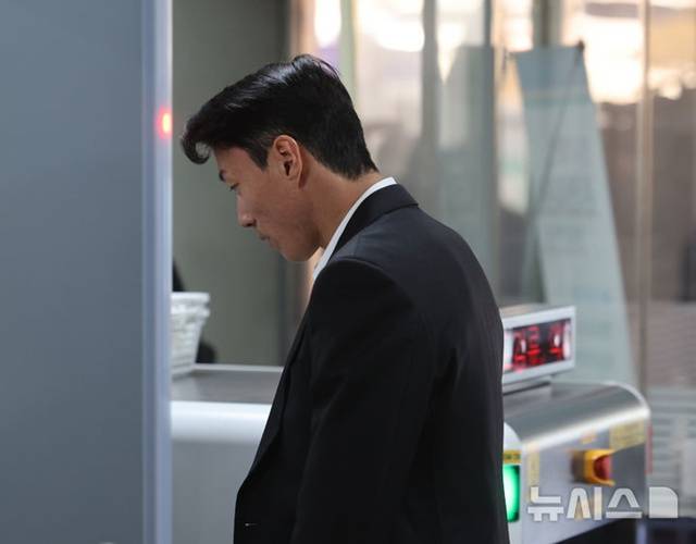 축구선수 황의조가 14일 오후 서울 서초구 서울중앙지방법원에서 열린 불법촬영 등 혐의 선고기일 공판에 출석하고 있다. /사진=뉴시스 제공