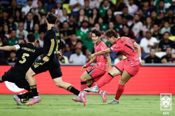 오현규(오른쪽)가 10일(한국시간) 미국 테네시주 내슈빌의 지오디스파크에서 열린 멕시코와 9월 A매치 경기 중 오른발 슈팅으로 역전골을 기록하고 있다. /사진=대한축구협회(KFA) 제공
