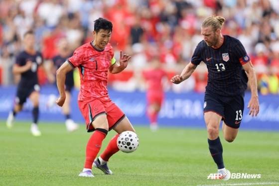 손흥민(왼쪽)이 볼 경합을 펼치고 있다. /AFPBBNews=뉴스1