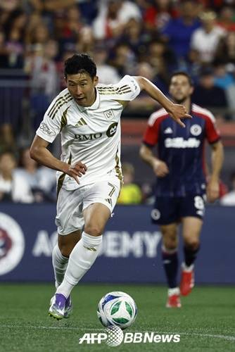 돌파하는 손흥민. /AFPBBNews=뉴스1