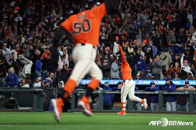 베일리(오른쪽)가 홈런을 날리자 오라클파크를 메운 팬들이 포효하고 있다. /AFPBBNews=뉴스1