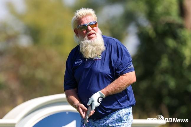 존 댈리가 13일 PGA 챔피언스투어 샌포드 인터내셔널에서 티샷을 날리고 타구를 바라보고 있다. /AFPBBNews=뉴스1