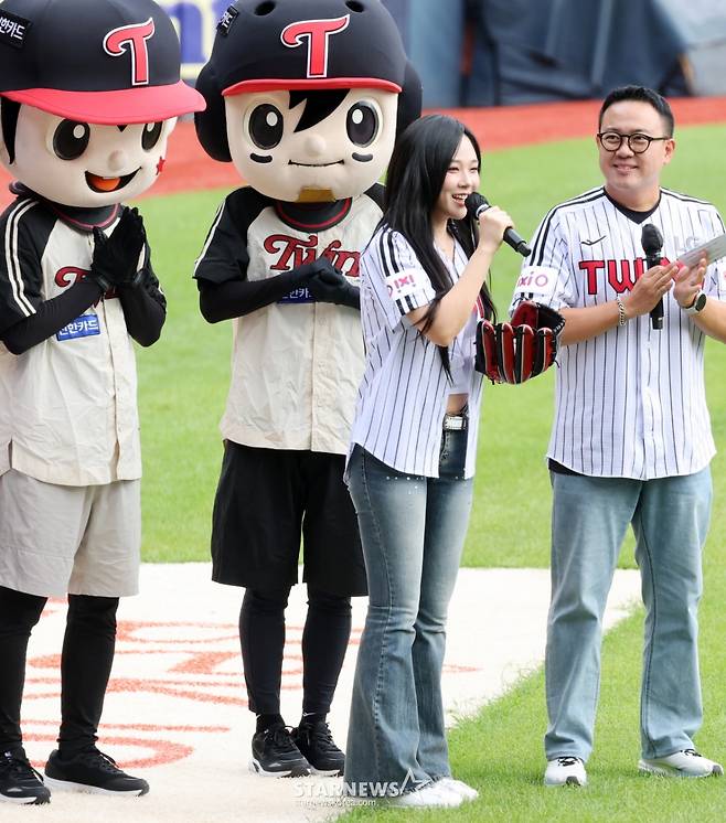 [한번에쓱]'시구하다 보크 범한' 가수 비비