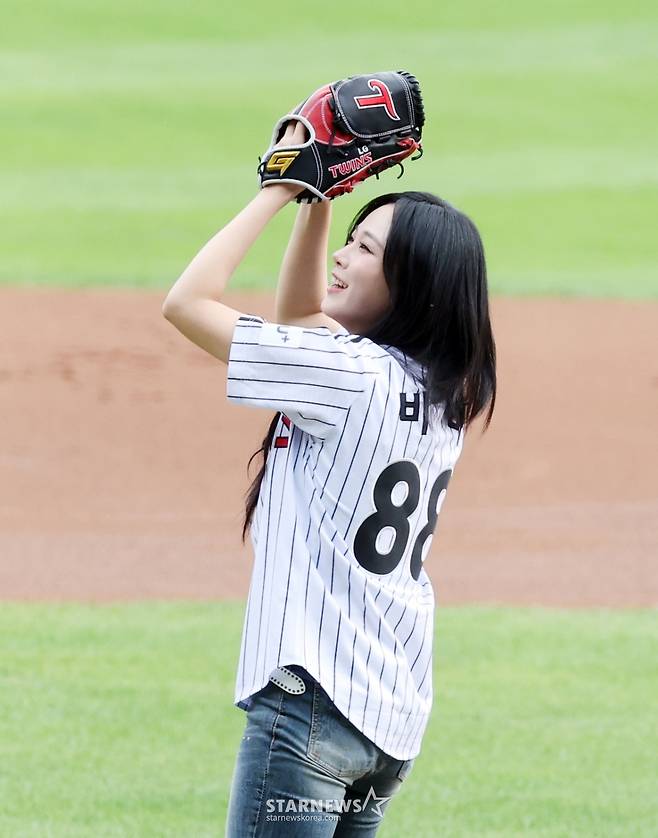 [한번에쓱]'시구하다 보크 범한' 가수 비비