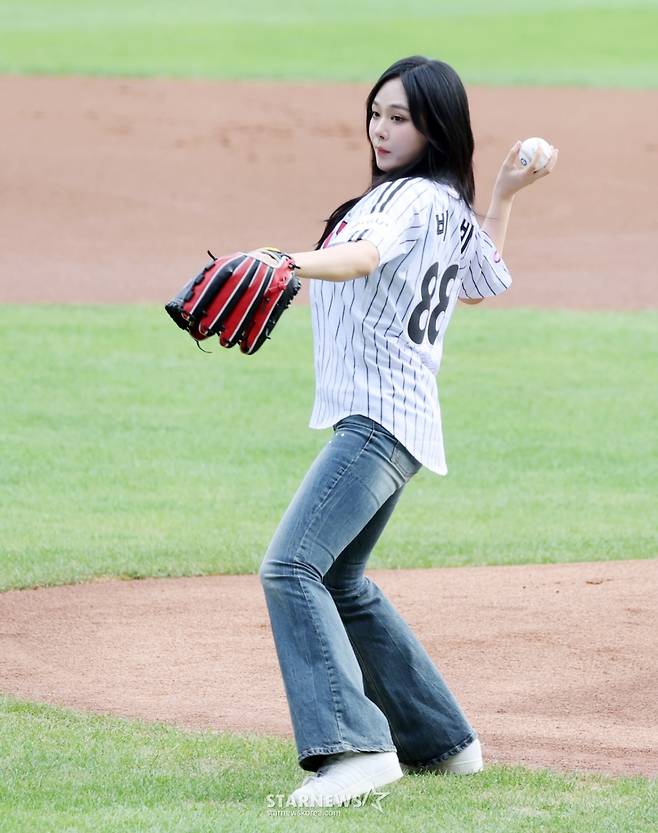 [한번에쓱]'시구하다 보크 범한' 가수 비비