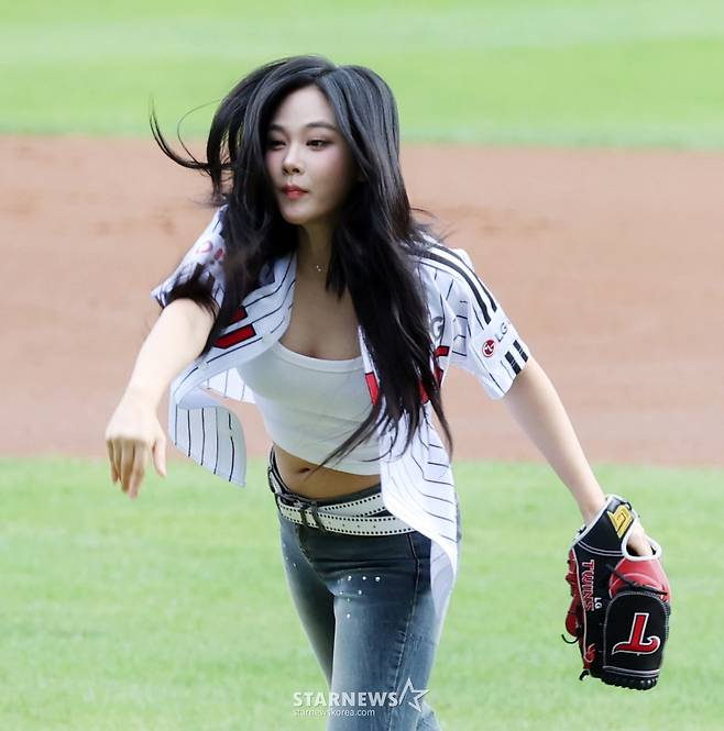 [한번에쓱]'시구하다 보크 범한' 가수 비비